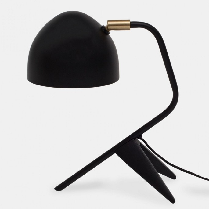 KLASSIK STUDIO / KLASSIK STUDIO
Studio 1 - Table lamp in metal (black).
The Studio table lamp from Klassik Studio combines an elegant design language 
with a warm, inviting atmosphere. The adjustable shade lets you adjust the light 
as needed, while the raw brass on the inside adds a cosy golden glow. Available 
in multiple colours, you can easily find the variant that suits your style.
Let 