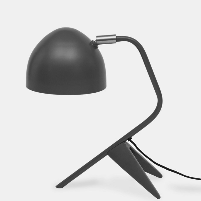 Klassik Studio / Klassik Studio
Studio 1 - Bordlampe i metal (grå/nikkel).Studio-bordlampen fra Klassik Studio 
kombinerer et elegant formsprog med en varm, indbydende atmosfære. Den 
justerbare skærm lader dig rette lyset efter behov, mens den rå messing på 
indersiden tilfører et hyggeligt, gyldent skær. Fås i flere farver, så du nemt 
kan finde den variant, der passer til netop din stil. Lad Stu