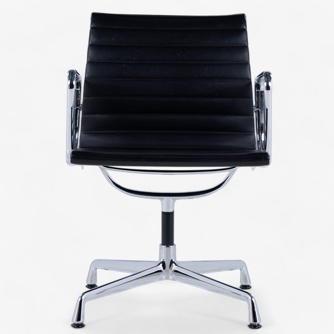 Ray & Charles Eames / Vitra.
Model EA 107 - Office chair in black leather and chrome-plated steel.
1 pc. in stock
