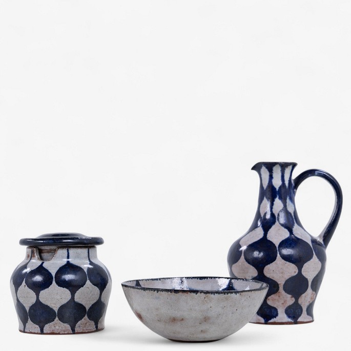 Gertrud Vasegaard
Unique set of 3 pieces. painted stoneware with ornamentation on thread in white 
and blue glaze. Consisting of bowl, lidded jar and jug. Signed.
1 pc. in stock
