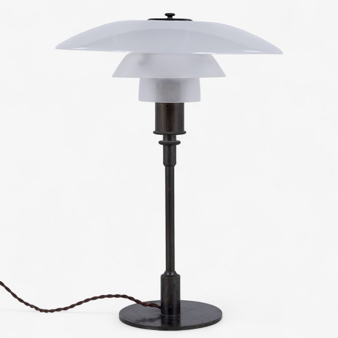 Poul Henningsen / Louis Poulsen.
PH 4/3 - Table lamp in burnished brass with shades in matt glass. Stamped 
