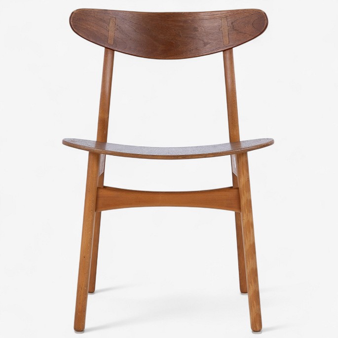 Hans J. Wegner / Carl Hansen & Søn.
CH 30 - Spisestol med stel i patineret bøg og kopstykke i teak.
1 stk. på lager
