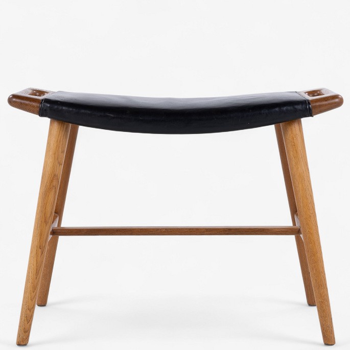 Hans J. Wegner / AP Stolen.
AP 30 - Klaverskammel i eg med sæde i patineret sort læder.
1 stk. på lager
