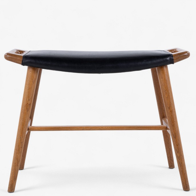 Hans J. Wegner / AP Stolen.
AP 30 - Klaverskammel i eg med sæde i patineret sort læder.
1 stk. på lager
