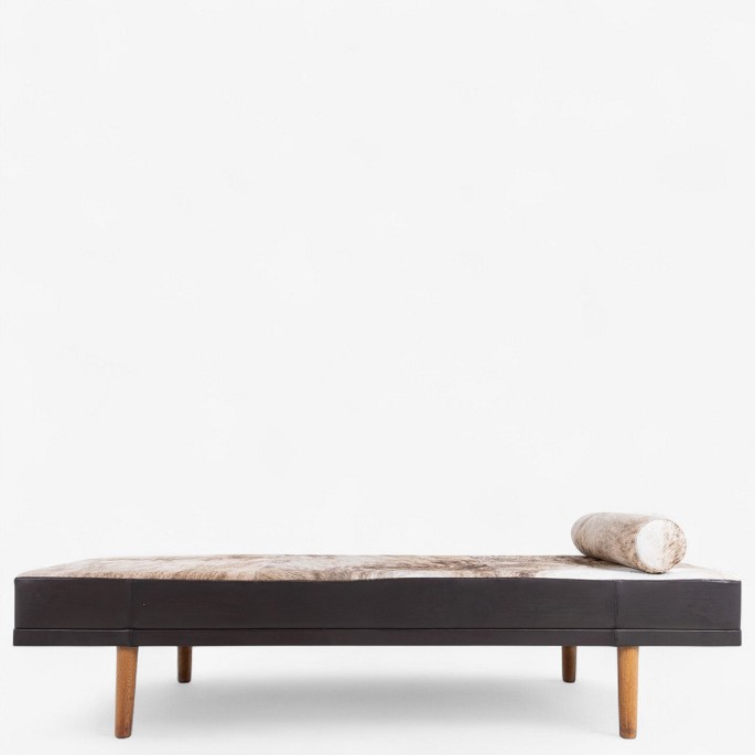 Hans J. Wegner / Getama.
Daybed betrukket i koskind med keder i læder og ben i bøgetræ.
1 stk. på lager
