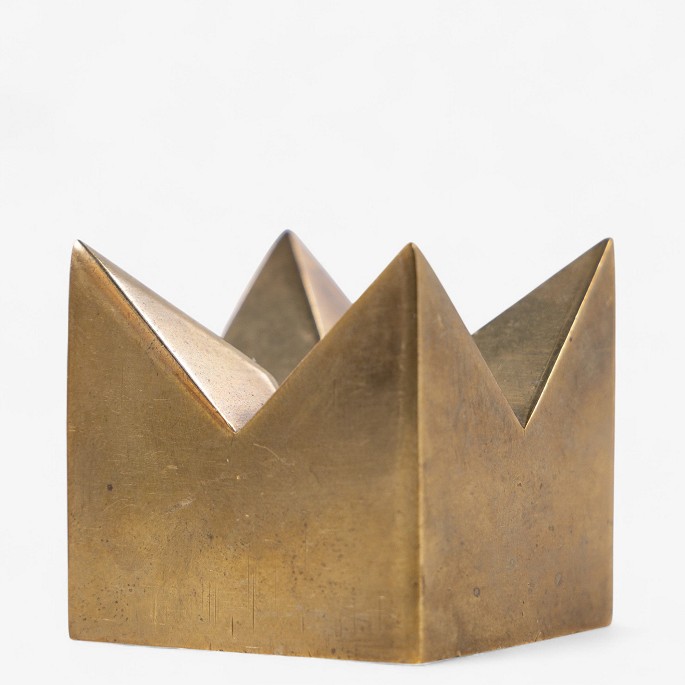 Pierre Forsell / Skulptuna.
Square candlestick in polished brass. Stamped by manufacturer.
10 pcs. på lager
