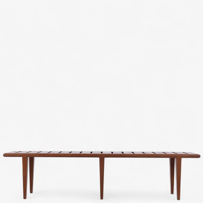 Hans J. Wegner / Johannes Hansen.
JH 574 - Bench in solid teak with tapered legs. Manufacturer