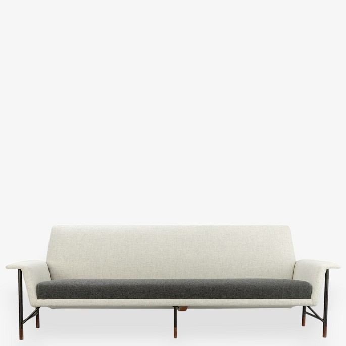 Finn Juhl / Niels Vodder.
Model FJ 56 - Sjælden firepersoners sofa i tekstil med bruneret stålstel og sko 
af palisander. Formgivet i 1956.
1 stk. på lager
