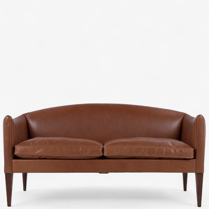Illum Wikkelsø / Holger Christiansen.
Model V12 - Nybetrukket 2 pers. sofa i 