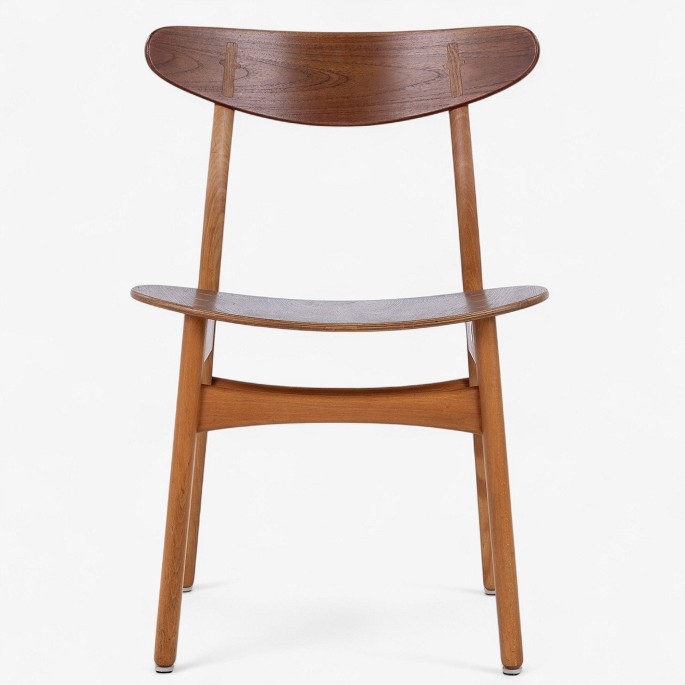 Hans J. Wegner / Carl Hansen & Søn.
CH 30 - Spisestol med stel i patineret bøg og kopstykke i teak.
1 stk. på lager

