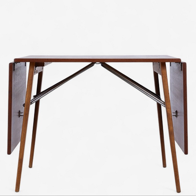 Børge Mogensen / Søborg Møbelfabrik
Spisebord med stel i massiv egetræ og top i teak med to tillægsplader.
1 stk. på lager
