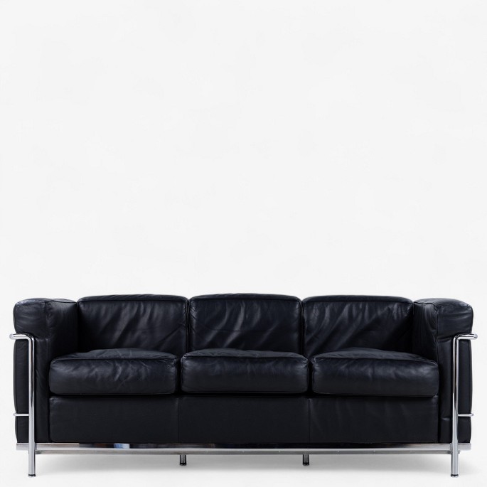Le Corbusier / Cassina.
LC 2/3 - 3. pers sofa i originalt sort læder med stel i stål. Stemplet fra 
producent.
1 stk. på lager
