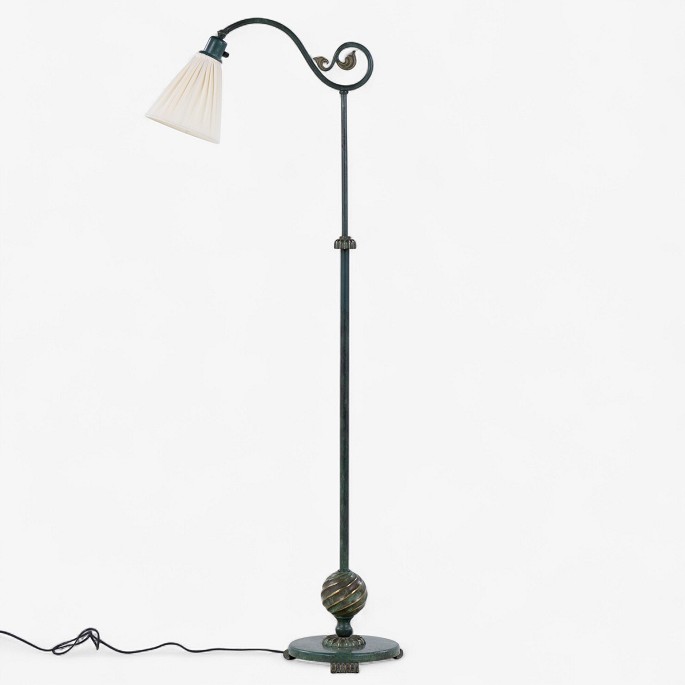 Böhlmarks Lampfabrik
Skulpturel gulvlampe i patineret bronze med højdejustering og hvid stofskærm. 
Fra 1930.
1 stk. på lager
