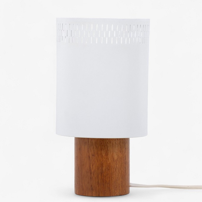 Hans-Agne Jakobsson
Cylindrisk formet bordlampe med base i patineret teak og skærm i hvidlakeret 
metal.
1 stk. på lager
