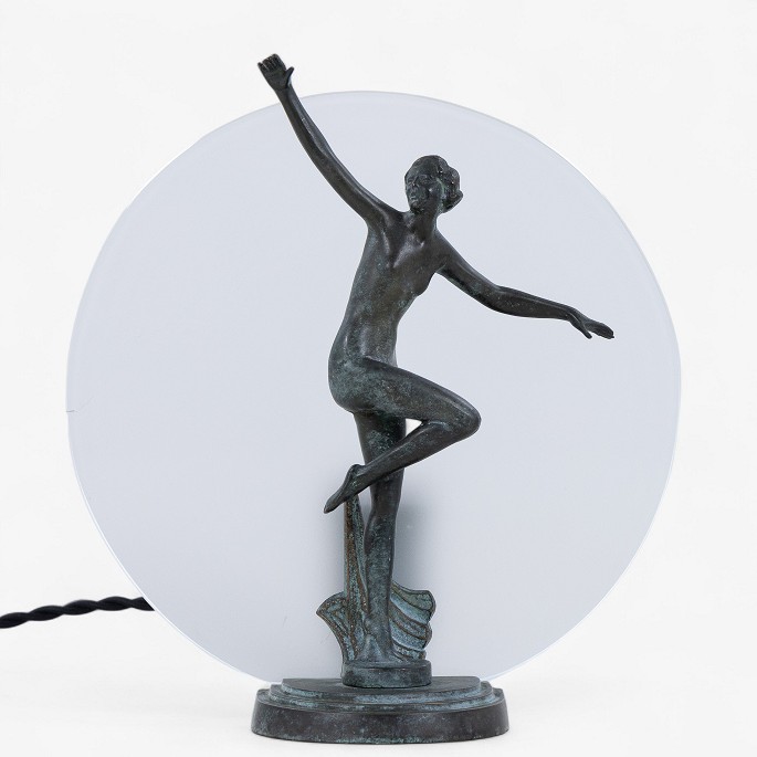 Ukendt
Bordlampe med dansende kvinde i patineret bronze og glasskærm.
1 stk. på lager
