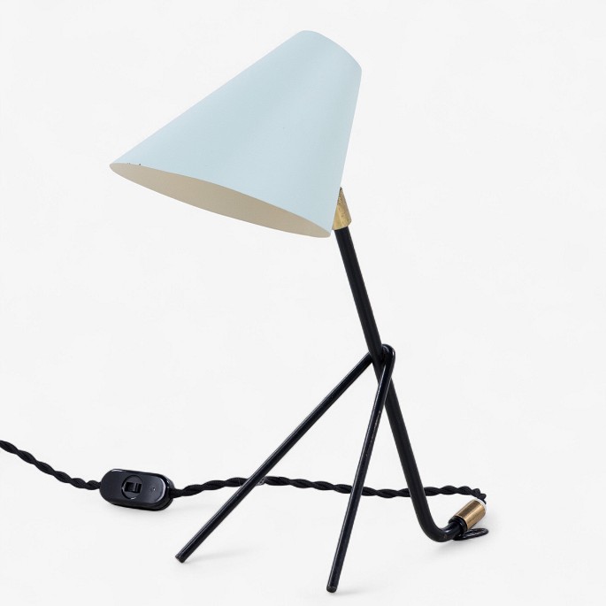 Falkenbergs Belysning
Bordlampe i sortlakeret metal med messing detaljer og blå skærm.
1 stk. på lager
