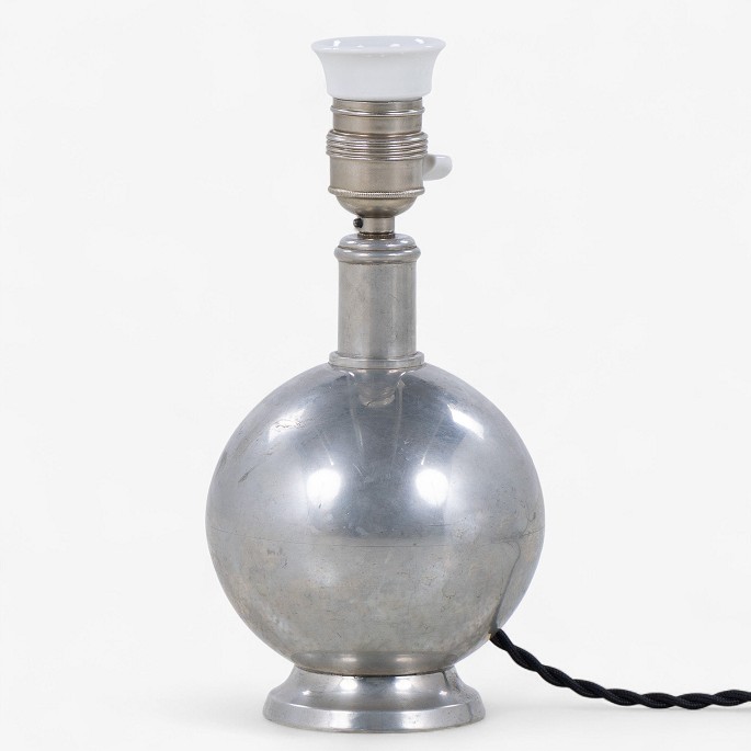 Ukendt
Kugleformet bordlampe i patineret tin uden skærm.
1 stk. på lager
