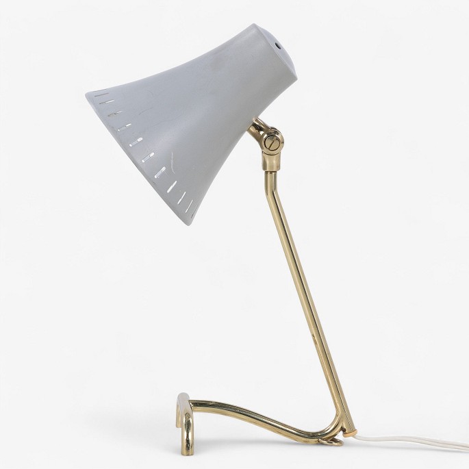 Boréns Lampfabrik.
Model 8256 - Bordlampe med stel i messing og skærm i grålakeret metal. Fra 
1950