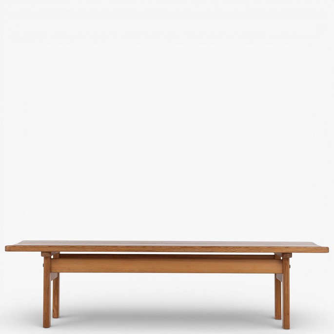 Børge Mogensen / Karl Andersson & Söner.Bænk i massiv, lakeret fyrretræ. Mærket fra producent.1 stk. på lager