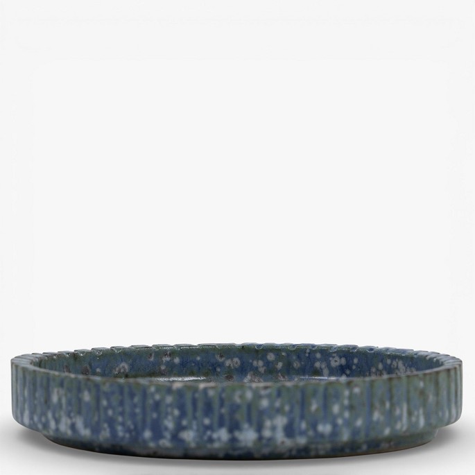 Arne Bang.Rundt fad i riflet stentøj med blågrøn glasur. Signeret.1 stk. på lager