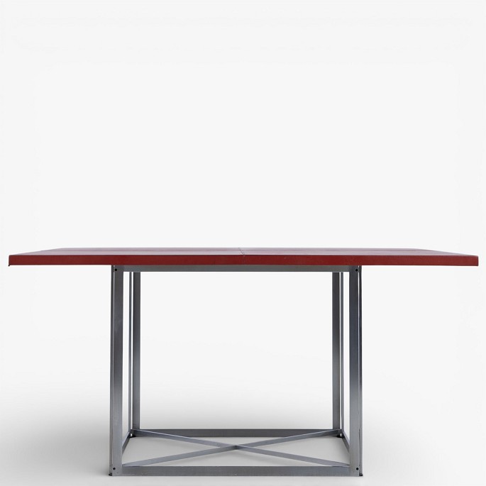 Poul Kjærholm/ Fritz Hansen.PK 40 - Kvadratisk spisebord med plade i rødt skind på stel i stål. Mærket fra producent.1 stk. på lager