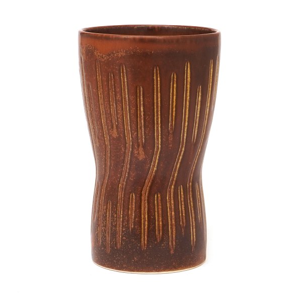 Saxbo vase af Eva Stær Nielsen nr. 174 dekoreret med riflet mønster. H: 19,5cm