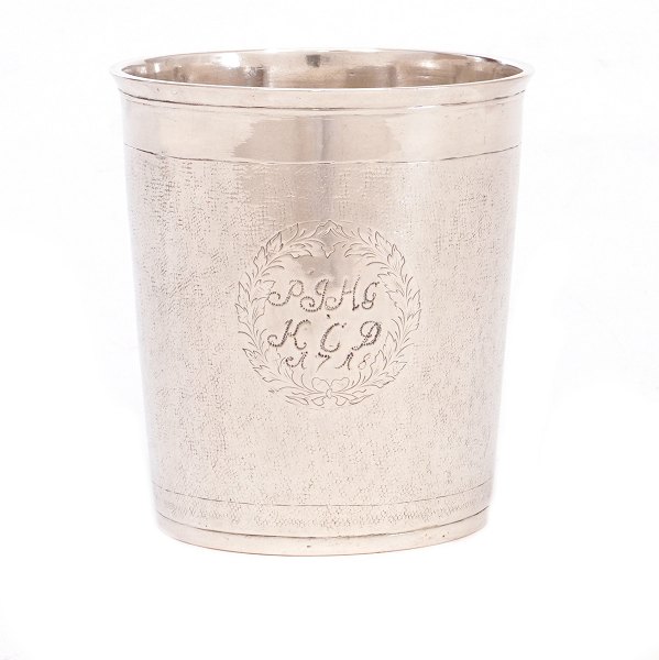 Nålepunslet sølvbæger i kraftig kvalitet prydet med kartouche hvori navnetræk. Mester Thomas Hansen Pop, Aalborg, 1702-29. H: 9,4cm. V: 151gr