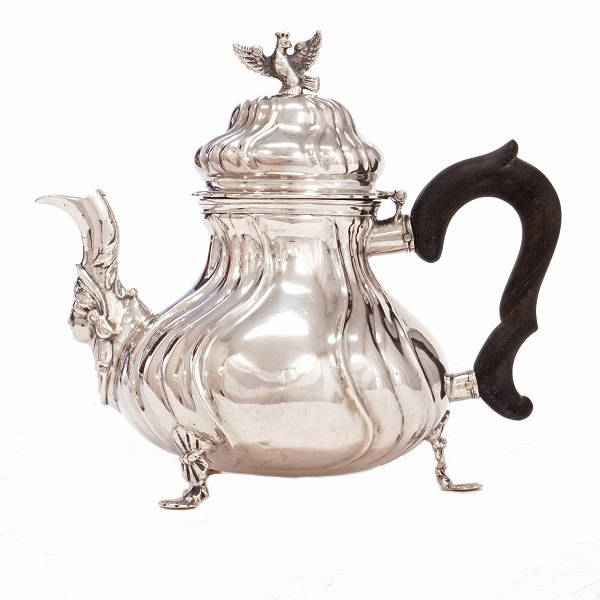 Dansk skævknækket sølvkande udført i sølv af Hans Petersen Busch, Aalborg, 1766-1803. H: 15cm. V: 340gr