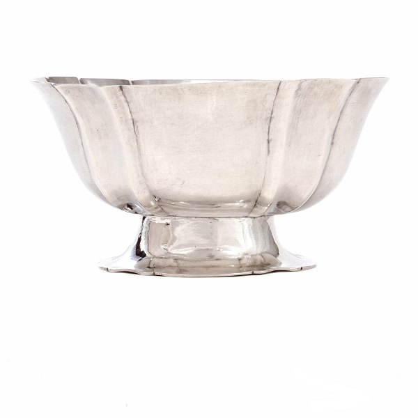Dansk oval barok ligeknækket spølkum udført i sølv af Johan Jørgen Schowert, København, 1738-55, dateret 1741. H: 8,9cm. L: 16,9cm. V: 277gr