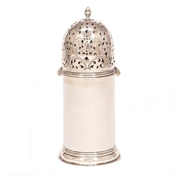 Granatbøsse i sølv udført af Christian Frederik Nyested, Horsens, ca. år 1770. H: 17,5cm. V: 250gr