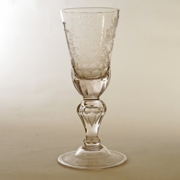 Pragtpokal dekoreret med dobbelt våbenskjold. Ca. år 1760. H: 23cm