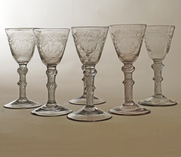 Sæt på seks Desert Chrystal Nøstetangen glas prydet med ejermonogram "NJAM" i kartouche og drikkevers. Nøstetangen ca. år 1760. H: 16cm